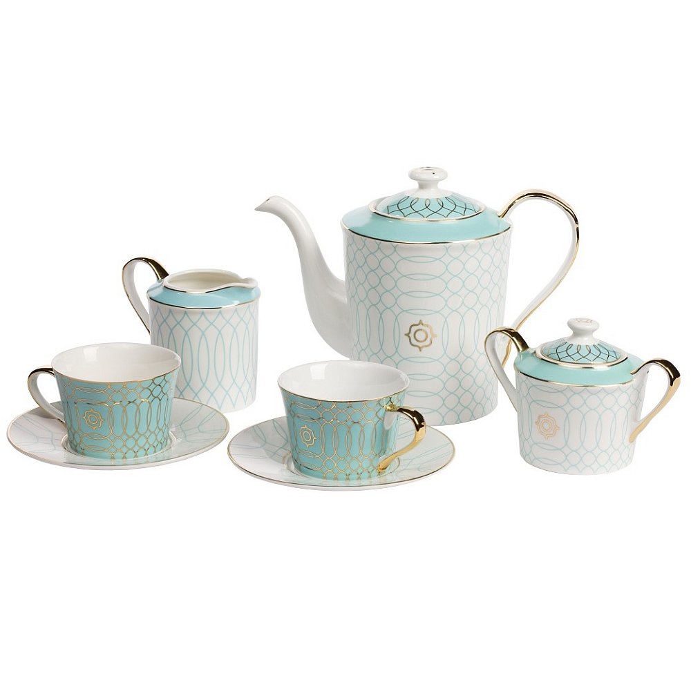 Чайный сервиз Turquoise Veil Чайный сервиз Turquoise VeilЧайные сервизы<br>Утонченный и нежный чайный сервиз Turquoise <br>Veil («Бирюзовая вуаль») создает мечтательное, <br>романтическое настроение. Легкий узор словно <br>тончайшее кружево украшает набор из полупрозрачного <br>костяного фарфора. Красота и изящество <br>этого сервиза покорят самые взыскательные <br>сердца. Приятного чаепития, и пусть ваши <br>мечты станут явью! Сервиз на 4 персоны: 4 <br>пары (чашка+блюдце), молочник, сахарница, <br>кофейник (чайник).<br><br>Цвет: Золото<br>Материал: Костяной фарфор<br>Вес кг: 3<br>Длина см: 48<br>Ширина см: 34<br>Высота см: 15