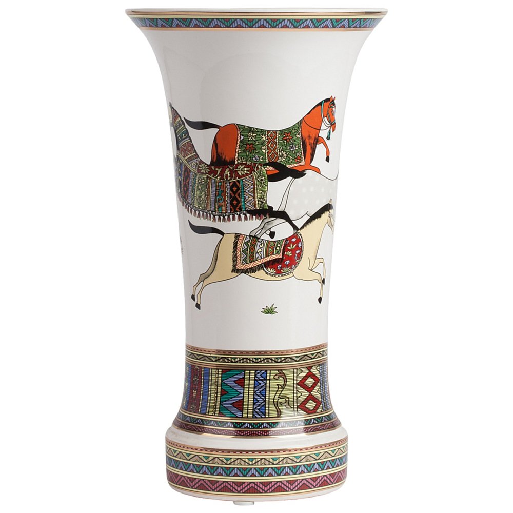 Ваза Antique Small, DG-D-722 Ваза Antique Small станет прекрасным украшением
вашего дома и изюминкой интерьера в целом.
Оригинальная яркая и роскошная окантовка
на фарфоровой посуде смотрится удивительно
изысканно, а рисунки в виде лошадей придают
аксессуару неповторимость и лоск. Такой
элемент декора может стать вашим собственным
удачным приобретением или прекрасным подарком
близкому человеку.