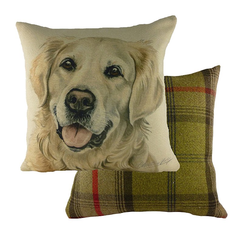 Подушка с принтом Waggydogs Golden Retriever DG-HOME Тёмные внимательные глаза, длинные уши,
шелковистая золотая шерсть и виляющий хвост.
Конечно, это голден-ретривер, золотая собака,
семейный любимец и компаньон. Эта порода
невероятно популярна во всем мире, и если
вы мечтаете о голдене, но пока не имеете
возможности его завести — чудесная подушка
WAGGYDOGS GOLDEN RETRIEVER с его изображением будет
напоминать о мечте. Ну, а если ретривер уже
поселился в вашем доме, он тоже будет не
прочь полежать на хозяйском диване! Обратная
сторона подушки выполнена в классической
клетчатой расцветке на зелёном фоне.
